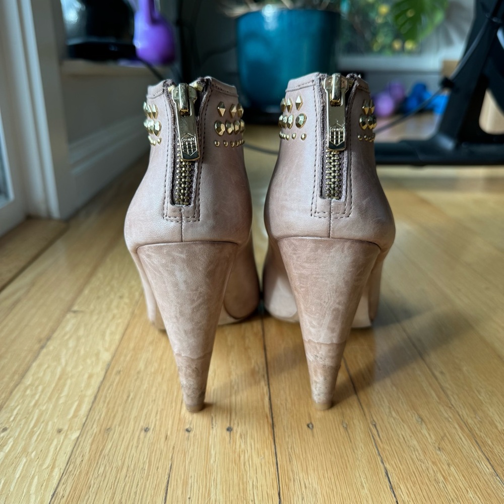 Vince Camuto Vo-Amy Gold Studded Leather Open Toe Booties , size 8.5 - Picture 2 of 8